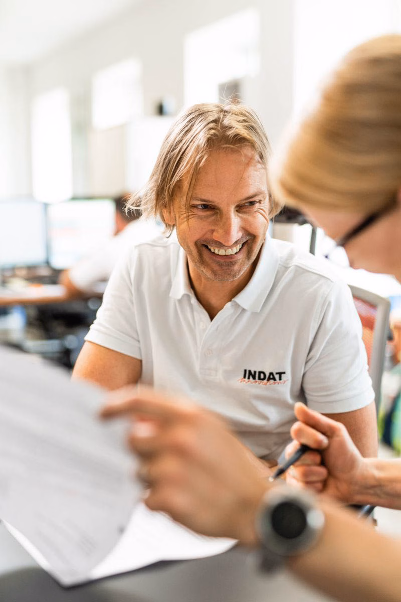 Lustige Büroatmosphäre Indat